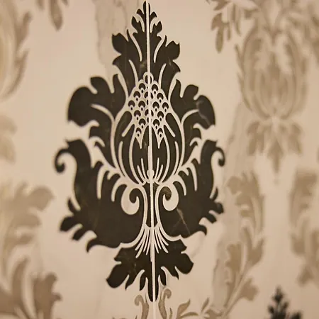 Romantique - Carre D'or Proche De La