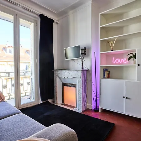 Romantique - Carre D'or Proche De La *