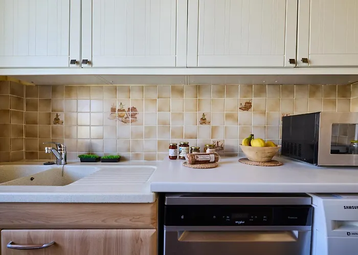 Romantique - Carre D'or Proche De La *